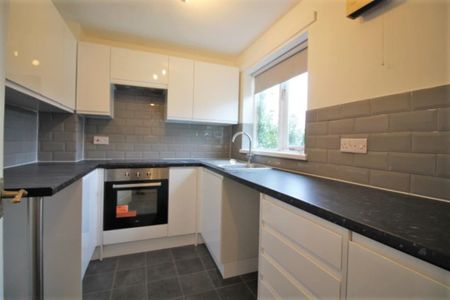 2 bedroom end of terrace house to rent - Photo 4