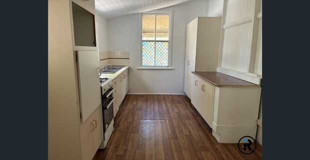 Freshly Painted & New Flooring – Ready for You to Move In! - Photo 1