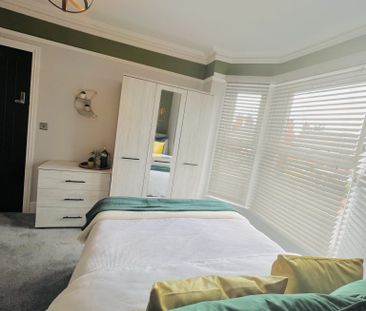 BEDROOM 1- MEDIUM DOUBLE ENSUITE - Photo 5