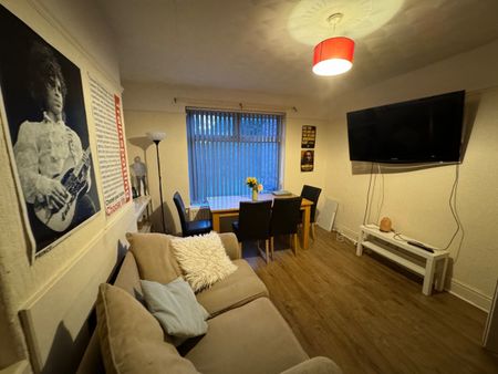 4 Bed Semi-Detached House, Brentbridge Road, M14 - Photo 3