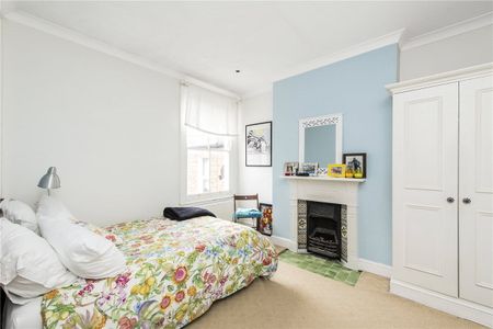 A stylish three bedroom maisonette with mezzanine style kitchen and access to south facing rear garden. Not available to 3 sharers. EPC rating D. - Photo 5