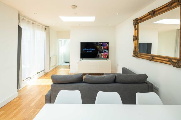 2 Bed Semi-Detached House, Heathstan Road, W12 - Photo 1