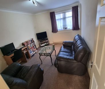 1 Bed Flat, Singleton Court, M25 - Photo 2