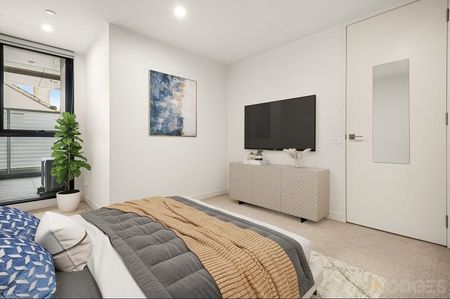 Light Filled Modern Apartment - Photo 2