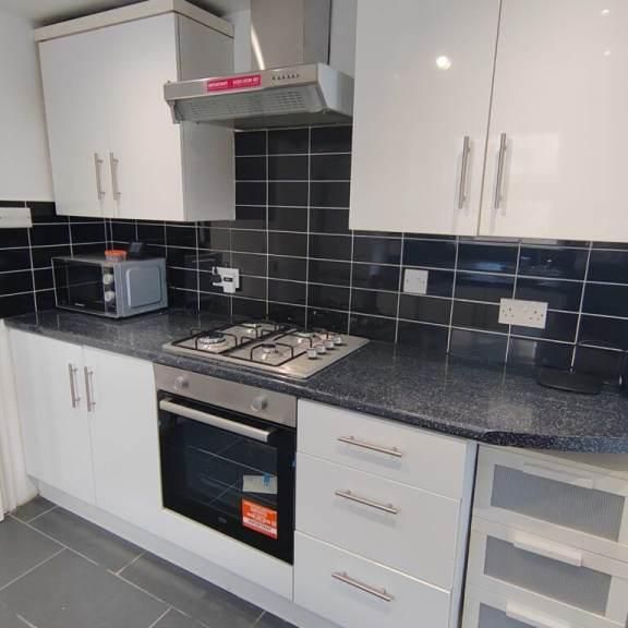 1 bedroom in a flat share to rent - Photo 1