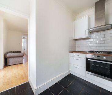 Maisonette to rent - Alliance Road, London, SE18 - Photo 5