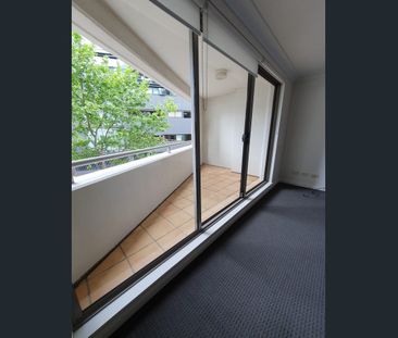 GREAT LOCATION RIGHT OPPOSITE MILSONS POINT STATION LIGHT AND BRIGH... - Photo 4