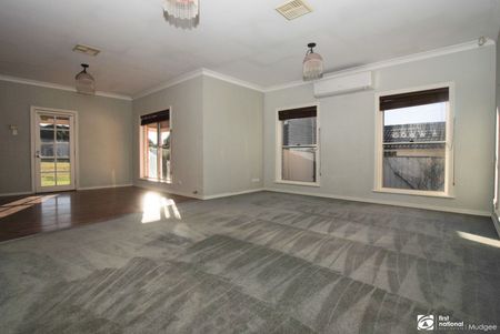 TRANQUIL SOUTH SIDE LIVING - Photo 3