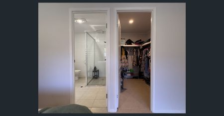 Big Family Home With Big Shed & Lagoon Views! 🏡 - Photo 2