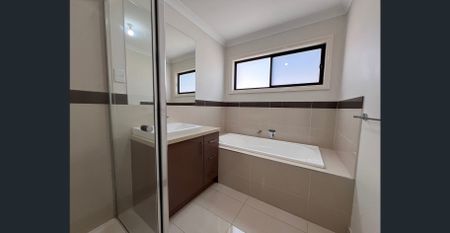 Beautiful Presented Two Bedroom Townhouse - Photo 5