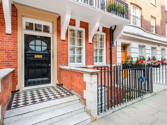 A substantial three bedroom apartment on a sought after street in the heart of Mayfair. - Photo 1