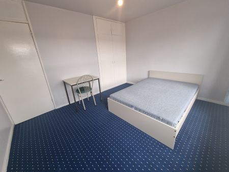 5 Bed Student Accommodation - Photo 4
