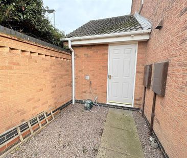3 bedroom semi-detached house to rent - Photo 2