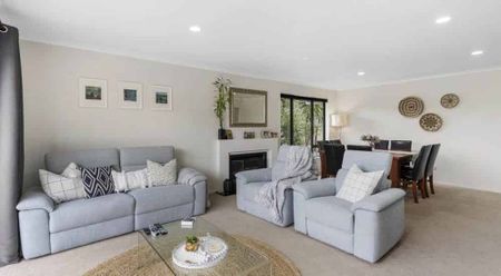 Coastal Luxury Living – Stunning 4 Bedroom Hom... - Photo 3