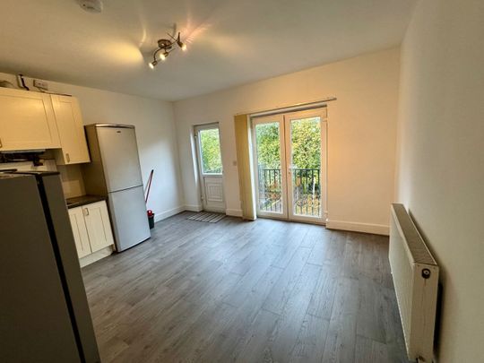 4 Bed Flat, Trevelyan Road, SW17 - Photo 1