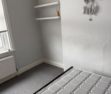 Room in a Shared House, Beechwood View, LS4 - Photo 3