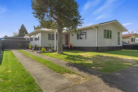 This spacious 4-bedroom, 2-bathroom home is located in the heart of Pukete, one of Hamilton's most sought-after areas for rental properties. - Photo 4