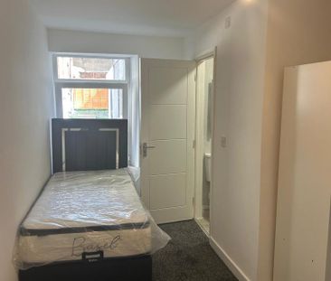 1 bedroom in a house share to rent - Photo 2