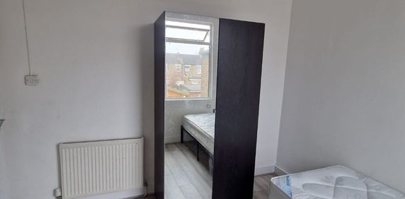 Room in a Shared House, Hampton Road, IG1 - Photo 2