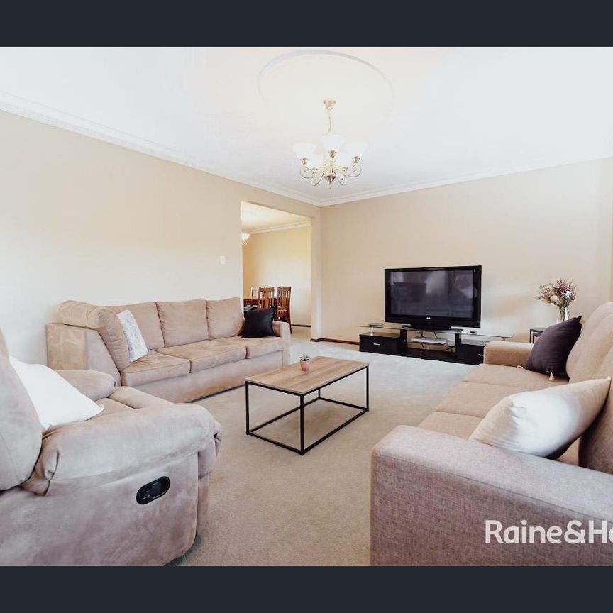 FULLY FURNISHED FAMILY HOME IN SOUTH MUDGEE - Photo 1