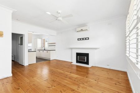 Picture Perfect - Tree Lined Street, Charming Two Bedroom Home - Photo 4