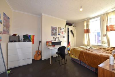 4 bedroom House in Wrangthorne Place, Leeds - Photo 3