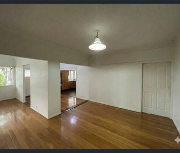 Charming Family Residence in Taringa - Photo 3