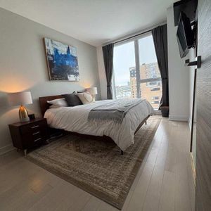 🏡 Modern 2 Bed, 2 Bath Condo in the Heart of Griffintown! 🏡 - Photo 2