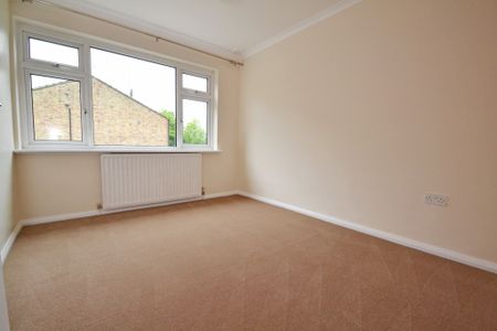 Newly Redecorated 3 Bedroom Terraced House Available in Sought After Location End Oct 25! - Photo 2