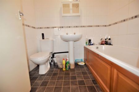 4 bedroom House in Drummond Avenue, Leeds - Photo 3