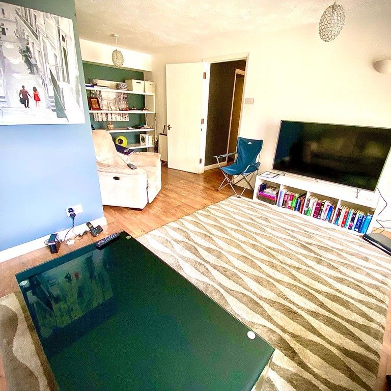 Hollygrove Close, Hounslow - Photo 1