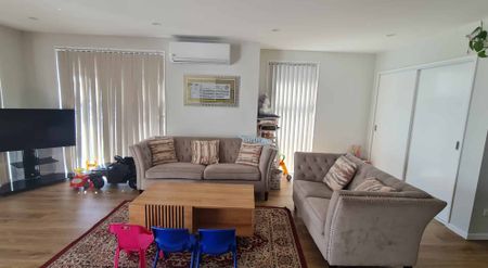 Modern Living in Millwater - Pet friendly - Photo 2