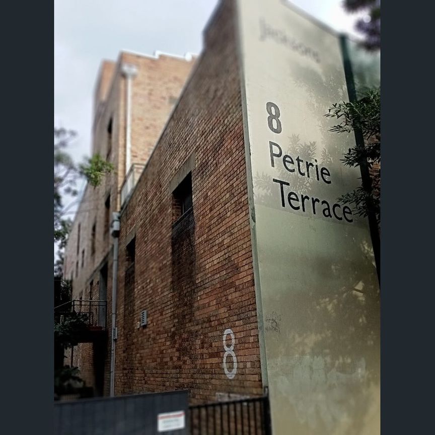 Fabulous Warehouse style apartment, fully furnished, 5 living areas 2 parking spaces,walk everywhere - Photo 1