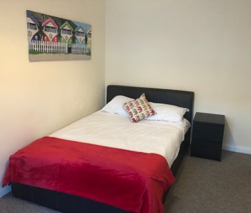 Double Room in a Modern Professional House Share - Photo 2