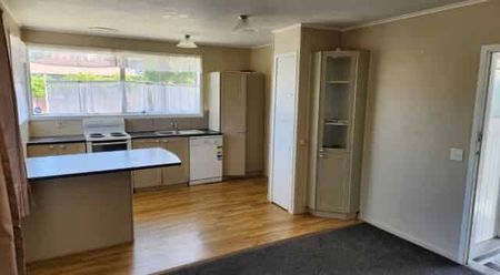 Three Bedroom, One Bathroom - Fully Fenced Home, Close to Hospital - Photo 2