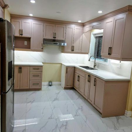 A spacious and sunny 5½ available now - Photo 3