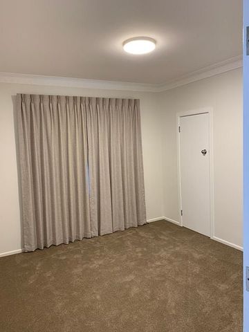 Charming 3BR refurbished Home in Papatoetoe - Photo 2