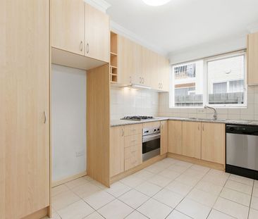 Spacious 2 Bedroom Apartment with Great Courtyard - Photo 3