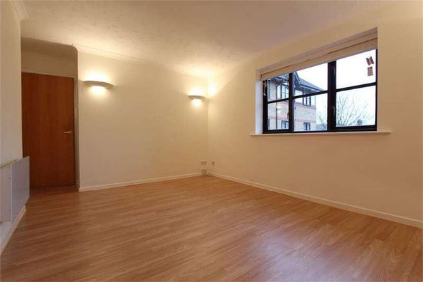 Somerset Gardens, London, N17 - Photo 1