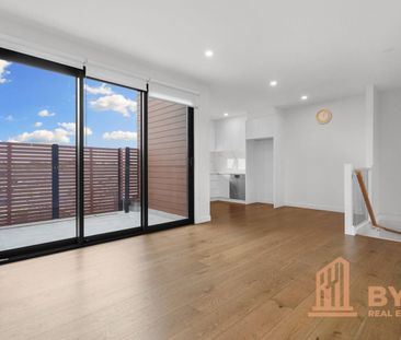 Location Luxury Townhouse Living! - Photo 4