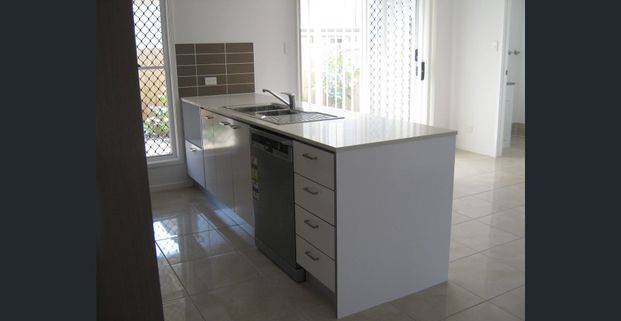 PET FRIENDLY! MODERN 3 BEDROOM TOWNHOUSE NEAR NORTH LAKES! - Photo 1