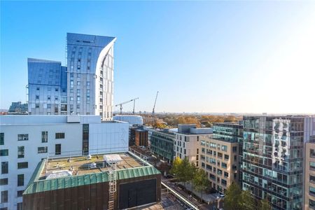 Stunning duplex penthouse with far reaching views over West London. Concierge, underground parking and generous room sizes. Huge reception room with tiled flooring. - Photo 3