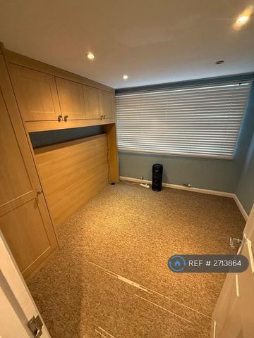 1 bedroom in a flat share to rent - Photo 2