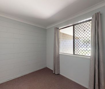 Conveniently located two bedroom brick apartment - Photo 5