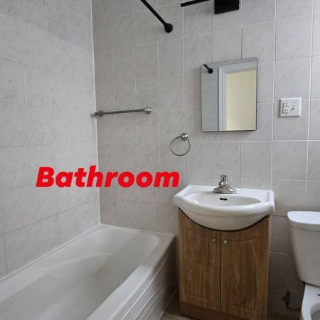 Beautiful Renovated 5½ in de la peltrie – Near Metro Plamondon, Vanhorn Parc, Public Swimming pool, IGA, Montreal Bank, Hospital, School, Asian Store - Photo 3