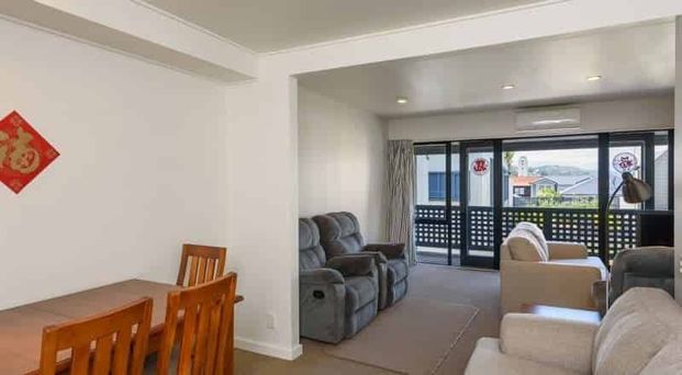 Thorndon townhouse with spacious garage! - Photo 1