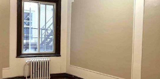 PRES DU METRO SNOWDON 2 CHAMBRES FERMEES- RENOVE - Photo 2