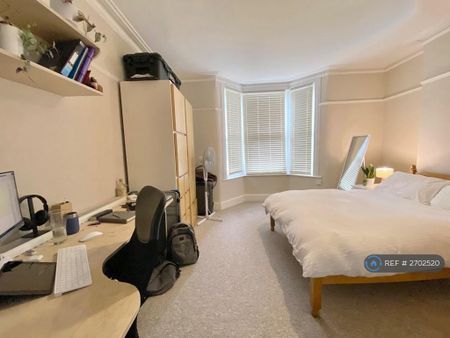 4 bedroom end of terrace house to rent - Photo 4