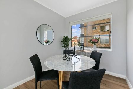 Sun Filled 2 Bedroom Apartment - Photo 4