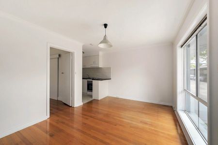 Spacious Ground-Floor One-Bedroom Apartment with Massive Courtyard! - Photo 2